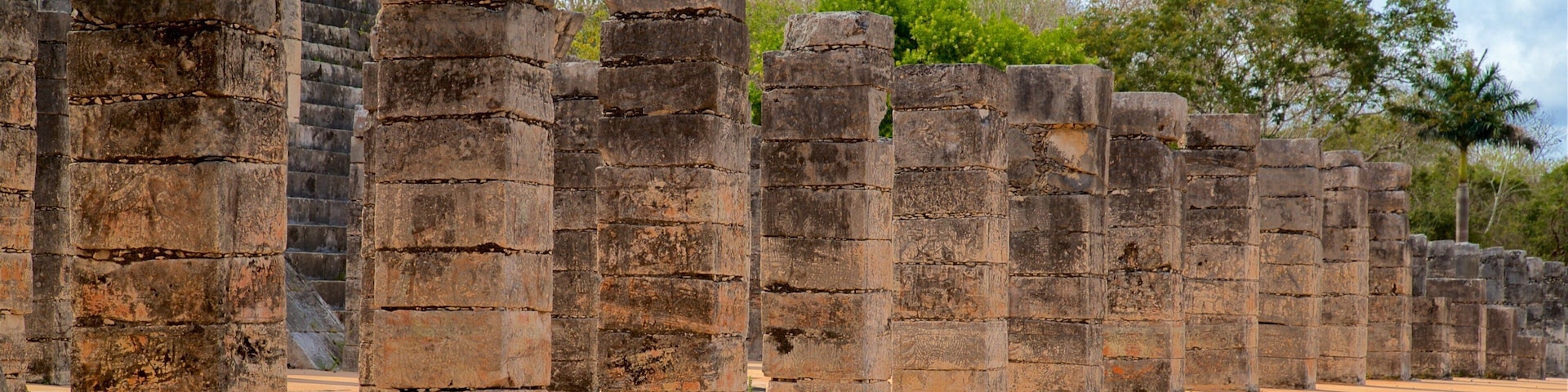 Antiguas columnas de piedra y ruinas.