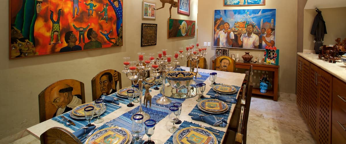 Casa de los Venados which includes interior views, art and a house