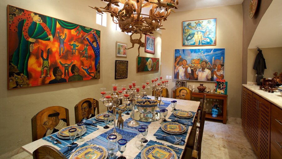 Casa de los Venados which includes interior views, art and a house