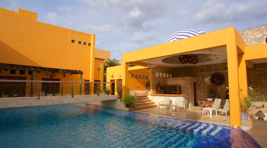 Casa de los Venados showing a pool