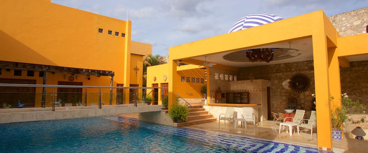 Casa de los Venados showing a pool