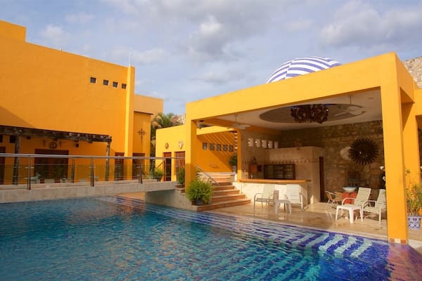 Casa de los Venados showing a pool