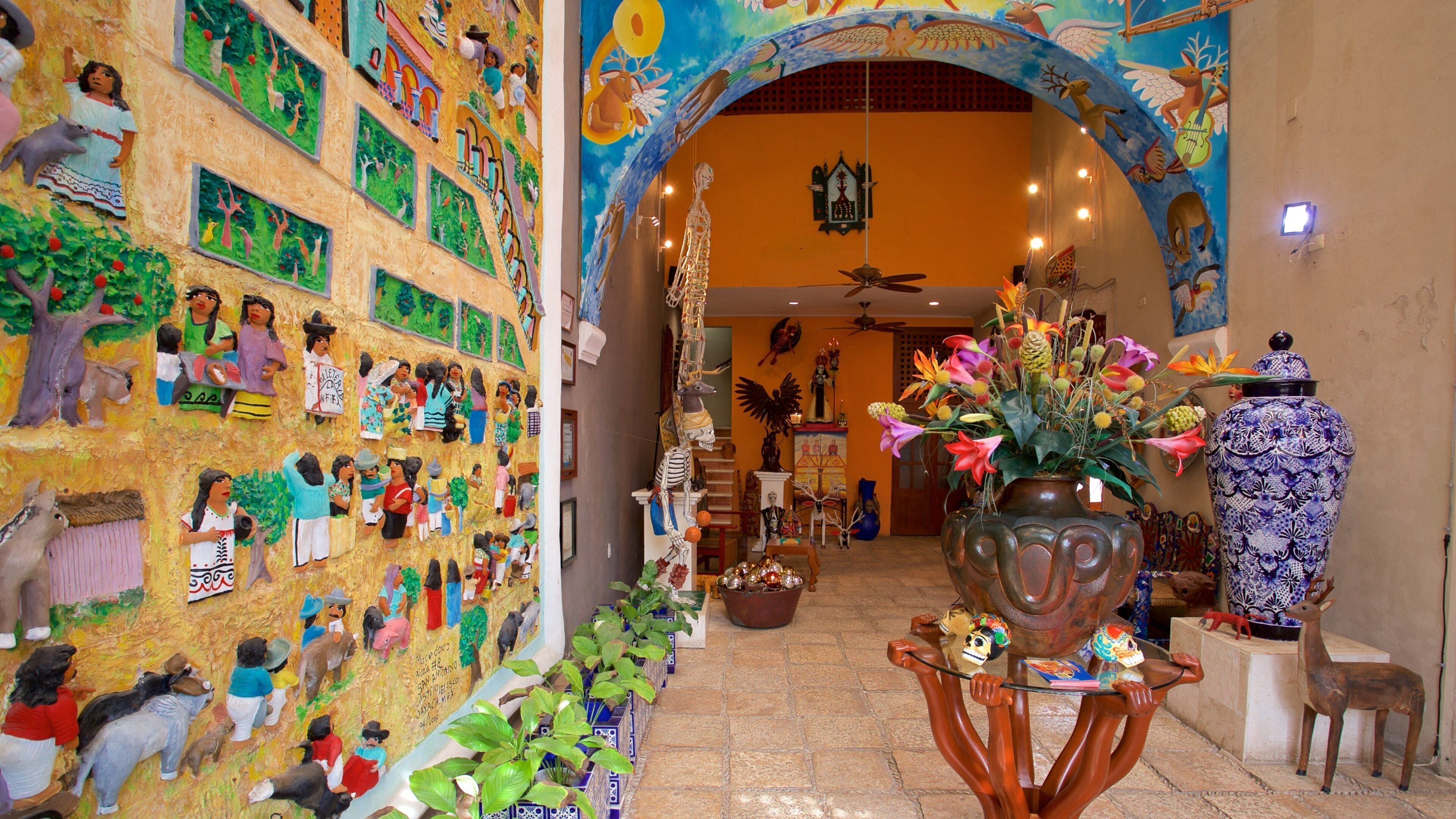 Casa de los Venados which includes interior views and flowers