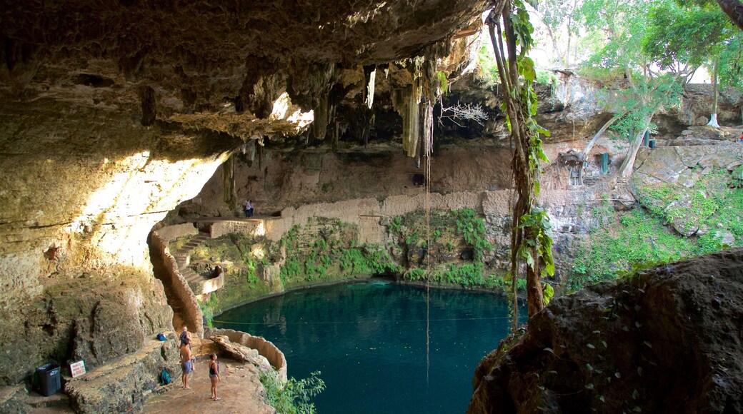 Cenote Zaci fasiliteter samt innsjø i tillegg til en liten gruppe med mennesker