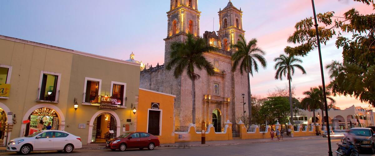 Catedral de San Gervasio ofreciendo una puesta de sol, patrimonio de arquitectura y una iglesia o catedral