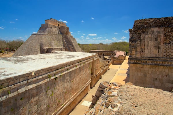 Pyramide du Devin, dite du Magicien montrant patrimoine architectural