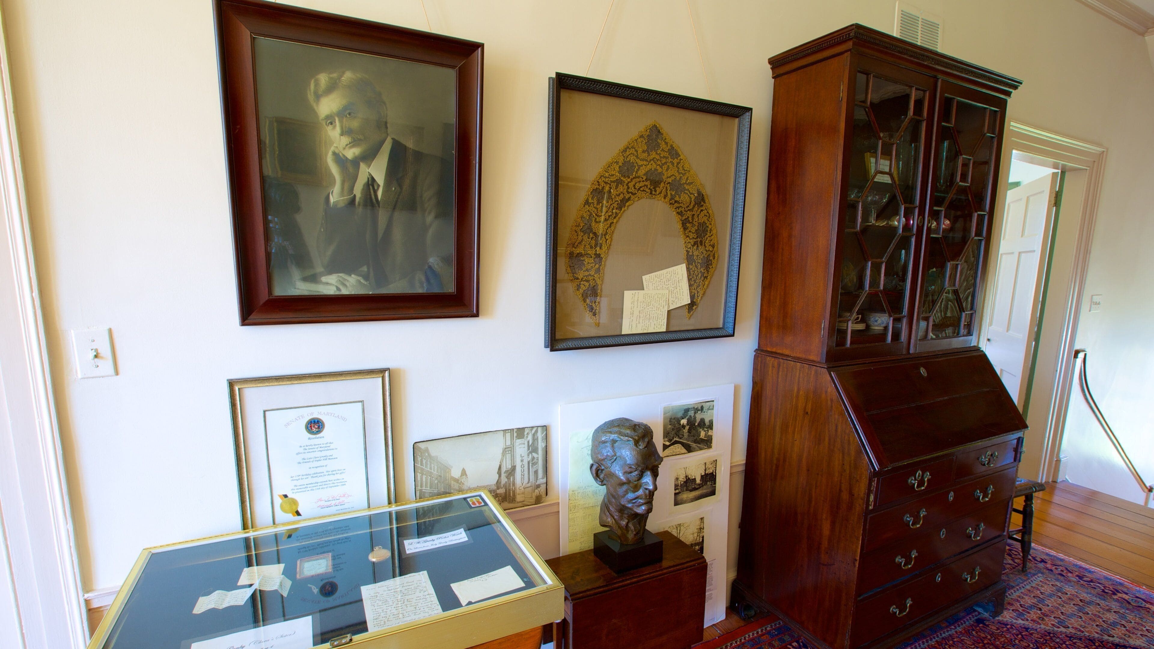 Poplar Hill Mansion เนื้อเรื่องที่ ภาพท้องถนน, ย่านธุรกิจใจกลางเมือง และ ศิลปะ