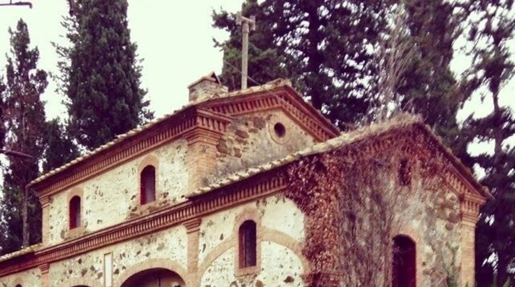 The ghost town of Buriano was abandoned twice: once during the Italian economic miracle –when its population, made of farmers, moved to towns to find a job within the uprising industrial sector- and then again during the 1990s, after a failed attempt to revitalize Buriano through the development of tourism offer.
Read my article here: http://www.blocal-travel.com/urbex/abandoned-place/abandoned-tuscany-html/