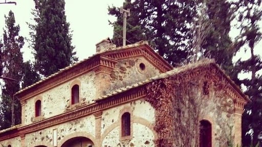 The ghost town of Buriano was abandoned twice: once during the Italian economic miracle –when its population, made of farmers, moved to towns to find a job within the uprising industrial sector- and then again during the 1990s, after a failed attempt to revitalize Buriano through the development of tourism offer.
Read my article here: http://www.blocal-travel.com/urbex/abandoned-place/abandoned-tuscany-html/