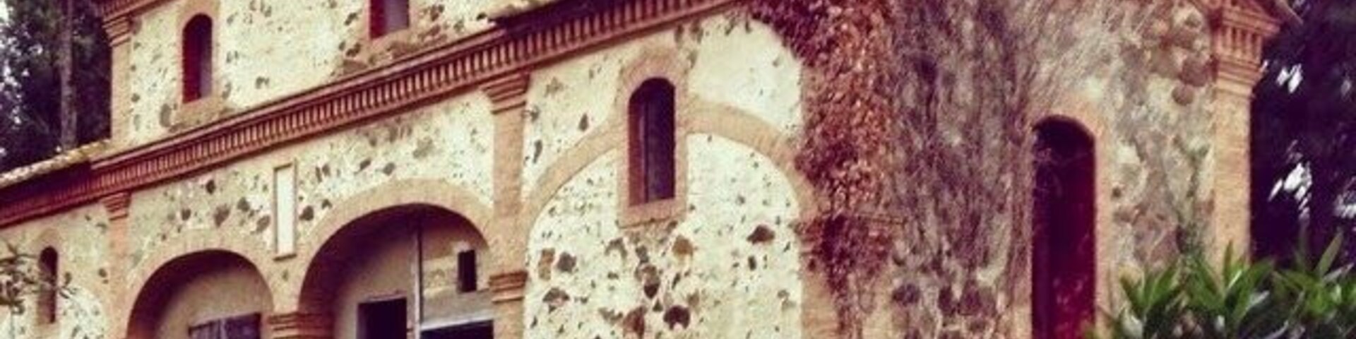 The ghost town of Buriano was abandoned twice: once during the Italian economic miracle âwhen its population, made of farmers, moved to towns to find a job within the uprising industrial sector- and then again during the 1990s, after a failed attempt to revitalize Buriano through the development of tourism offer.
Read my article here: http://www.blocal-travel.com/urbex/abandoned-place/abandoned-tuscany-html/