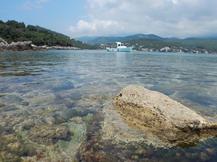 From Molunat I took a boat to see the surroundings. We had a fresh fish barbecue on a small island with a gorgeous view.