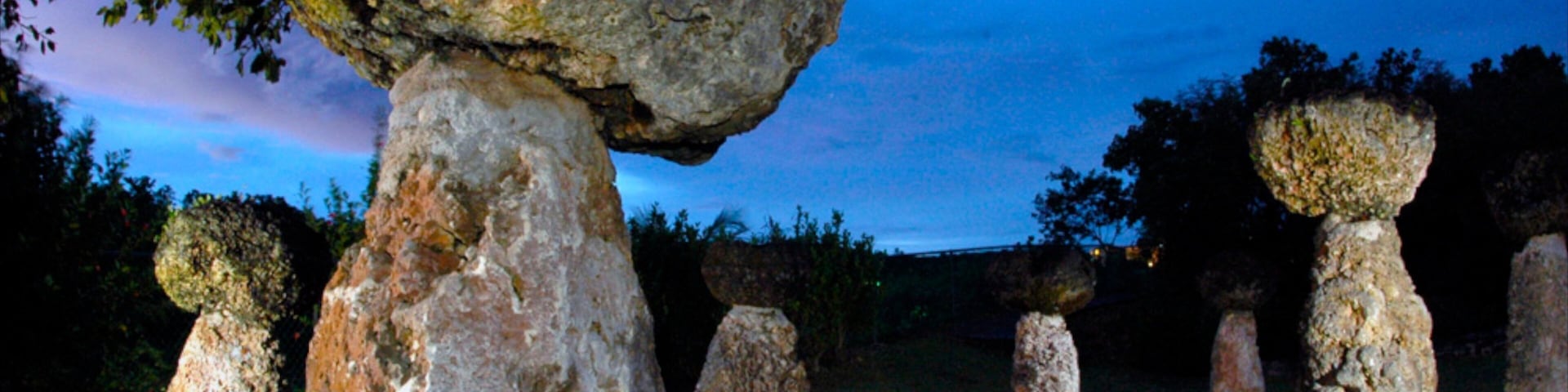 Latte Stone Park welches beinhaltet Outdoor-Kunst und Park