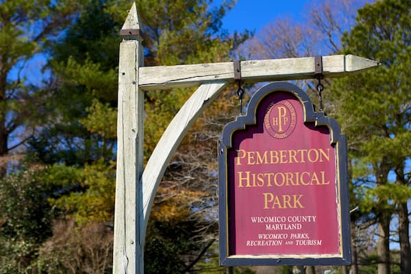 Ein hölzernes Schild für den Pemberton Historical Park vor einem strahlend blauen Himmel.