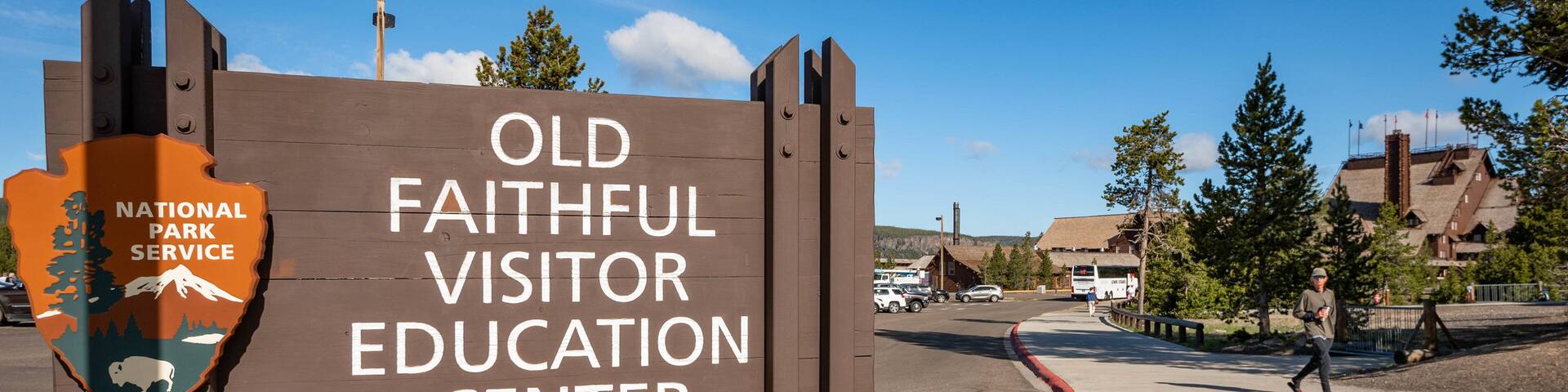Señal para el Centro de Educación para Visitantes de Old Faithful.