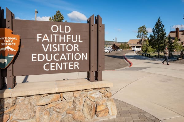 Schild für das Old Faithful Visitor Education Center.