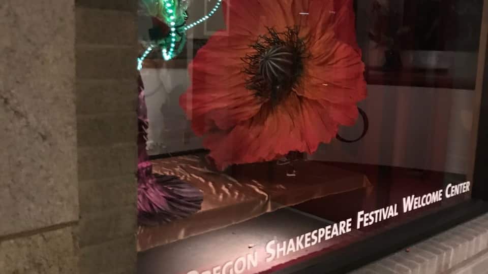 Ashland is all about the Shakespeare down to the poppy #Red