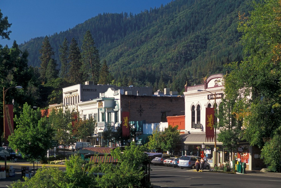 APB2G7 Shops and restaurants on Lithia Plaza at junction with Main Street in Ashland Oregon