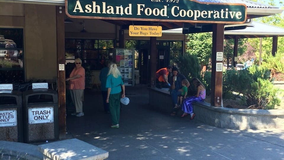 Road trip food!! I loved the burrito bowl (cafe inside!) and some of their grocery items. ✌️
The only downside was the trip from and back to the freeway... left, right, left, right. Way too many turns! We probably lost 20 minutes driving.