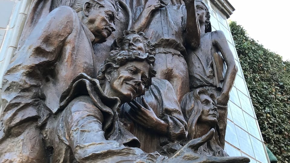 I always check out the local chamber of commerce when I land in a town I haven’t been to before. Ashland Oregon Chamber of Commerce is unique in that it’s beside this amazing bronze Shakespeare statue.