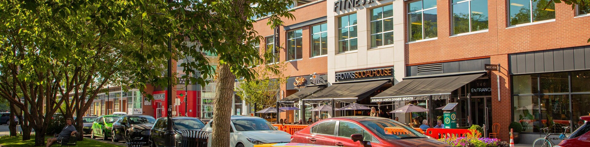 17 Avenue SW featuring a garden