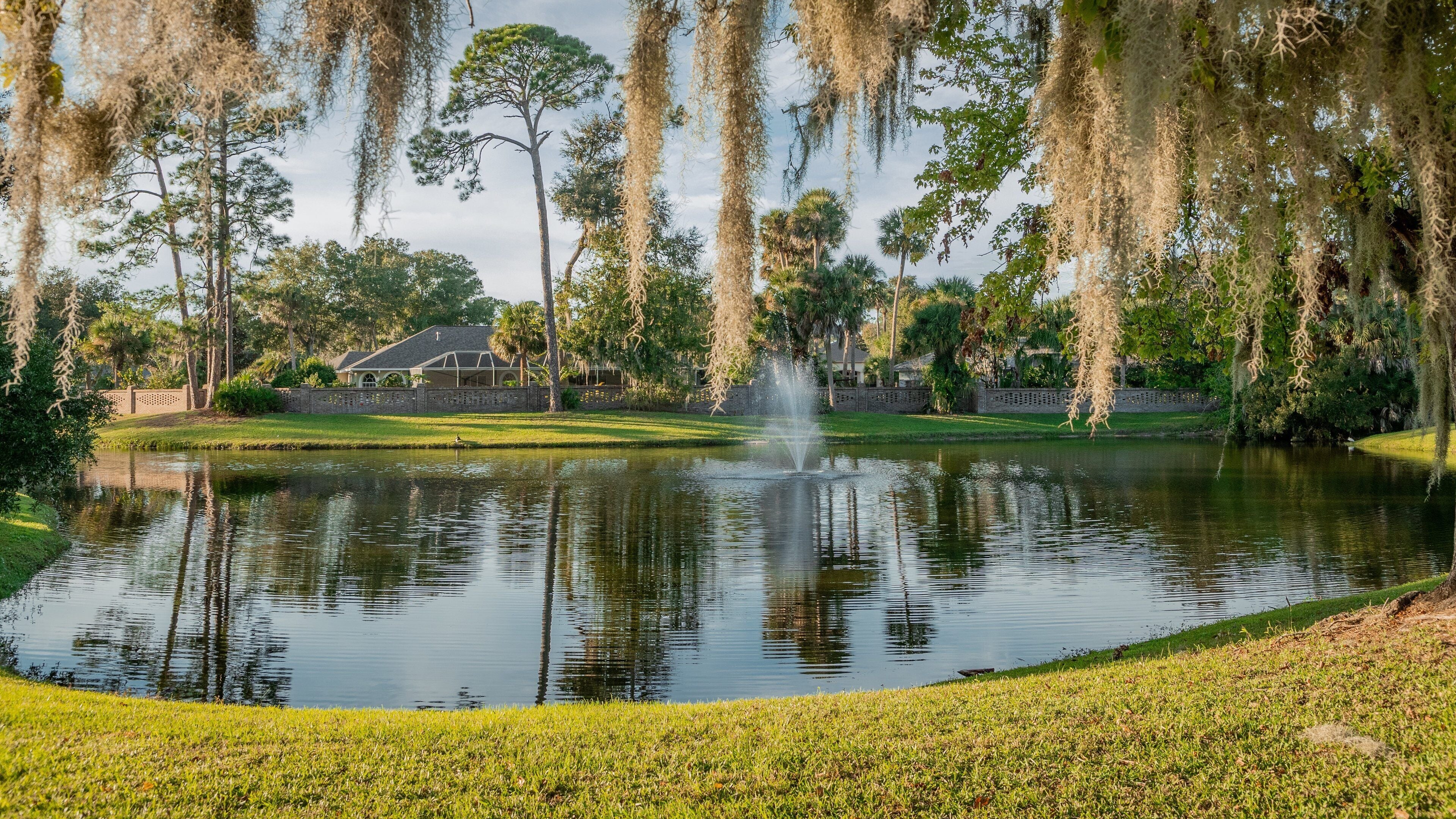 Palm Harbor Golf Club featuring a pond and a fountain