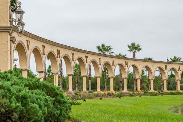 Venetian Bay Golf Club showing a park, heritage elements and signage