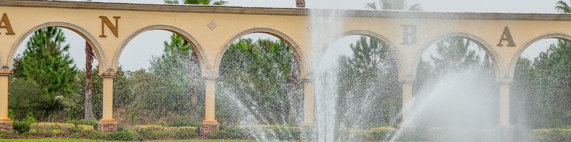 Venetian Bay Golf Club showing a fountain, a park and signage