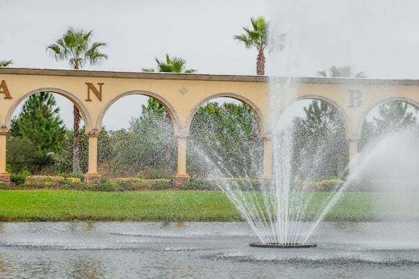 Venetian Bay Golf Club showing a fountain, a park and signage