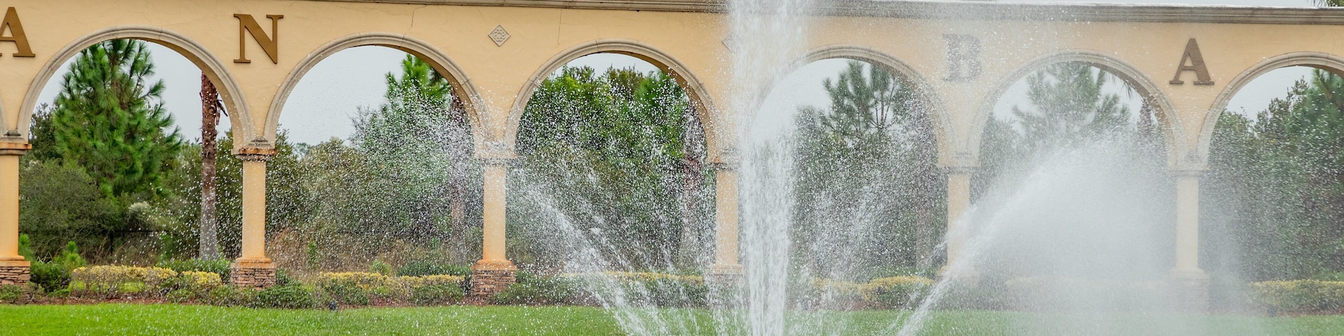 Venetian Bay Golf Club showing a fountain, a park and signage