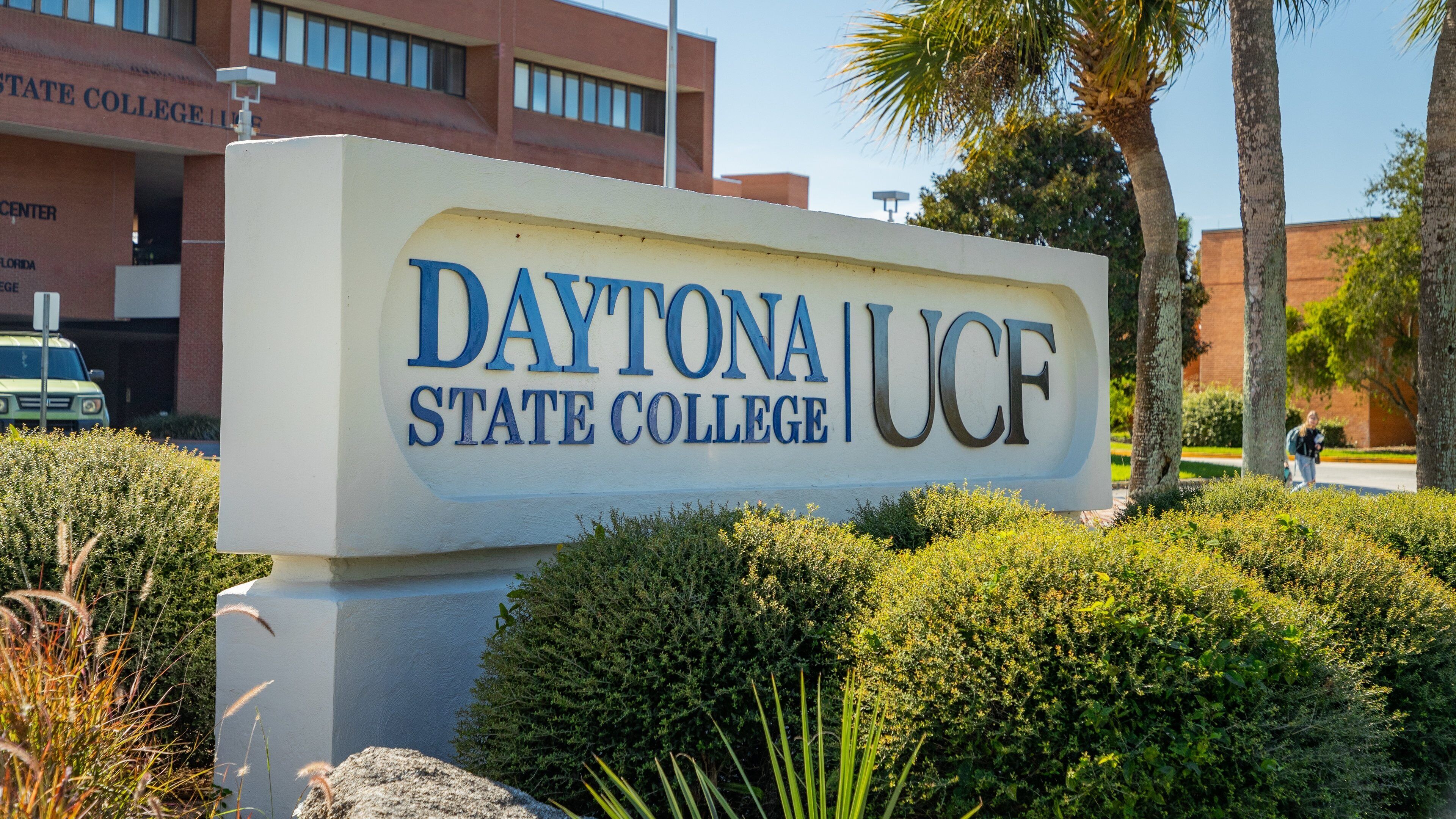 Daytona State College showing signage