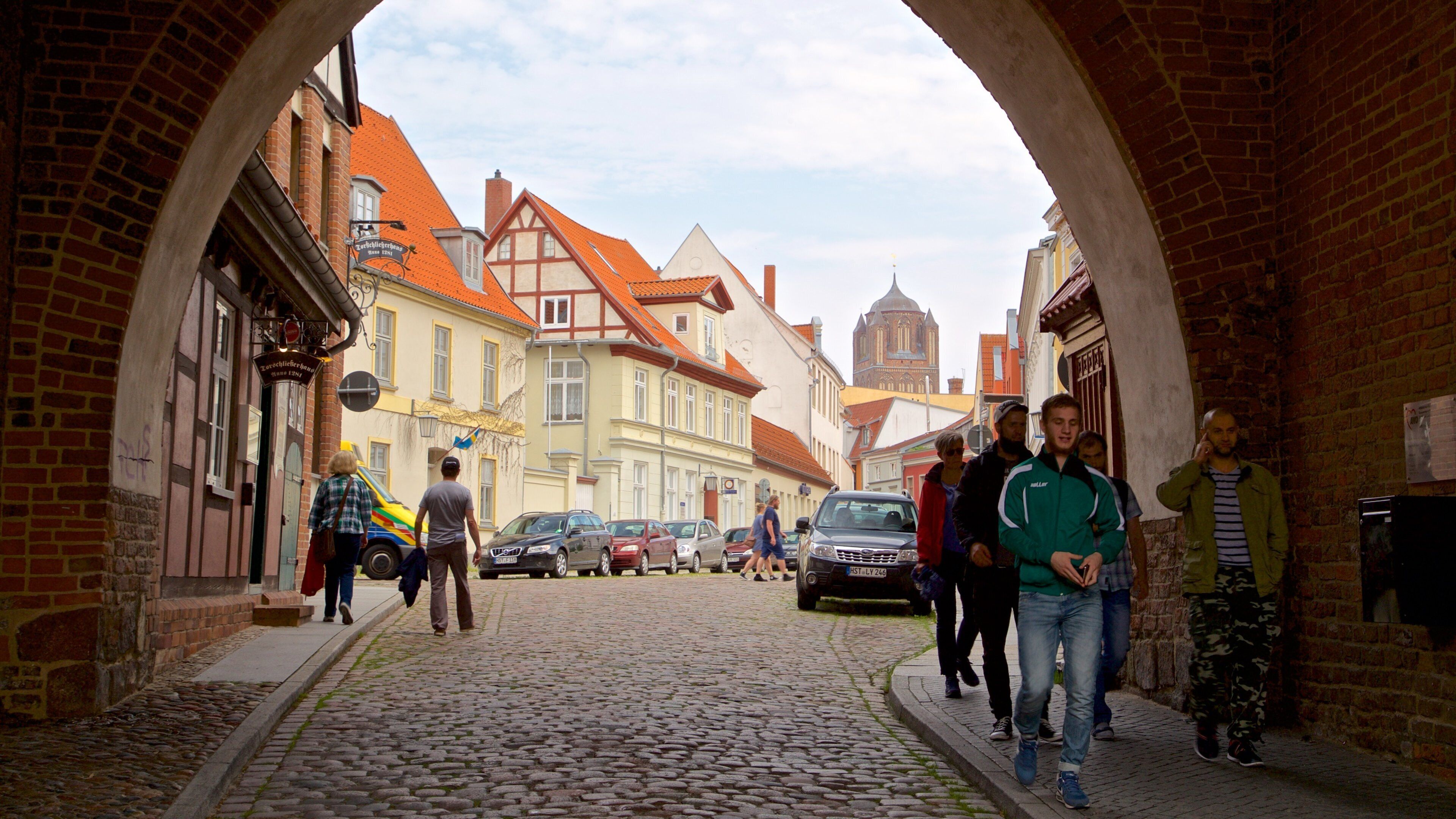 퀴테르토어 이 포함 거리 풍경 뿐만 아니라 소규모 사람들
