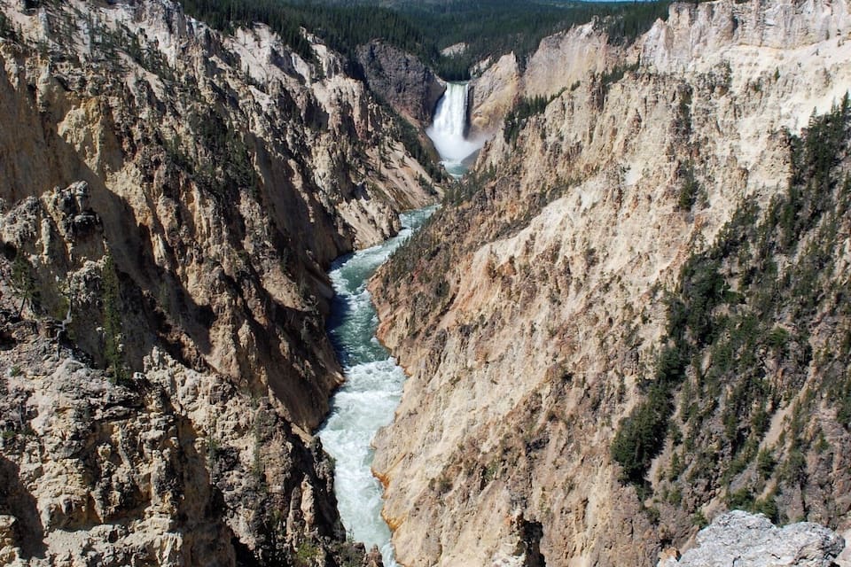 Un canyon con un fiume che lo attraversa.