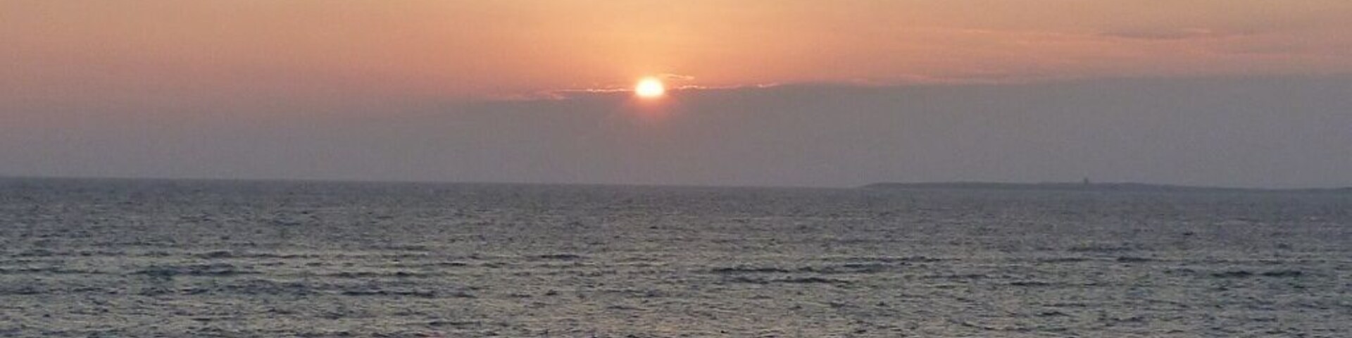 When the first sunset of this year goes down, everyone was looking at sunset at Nakamoto coast.