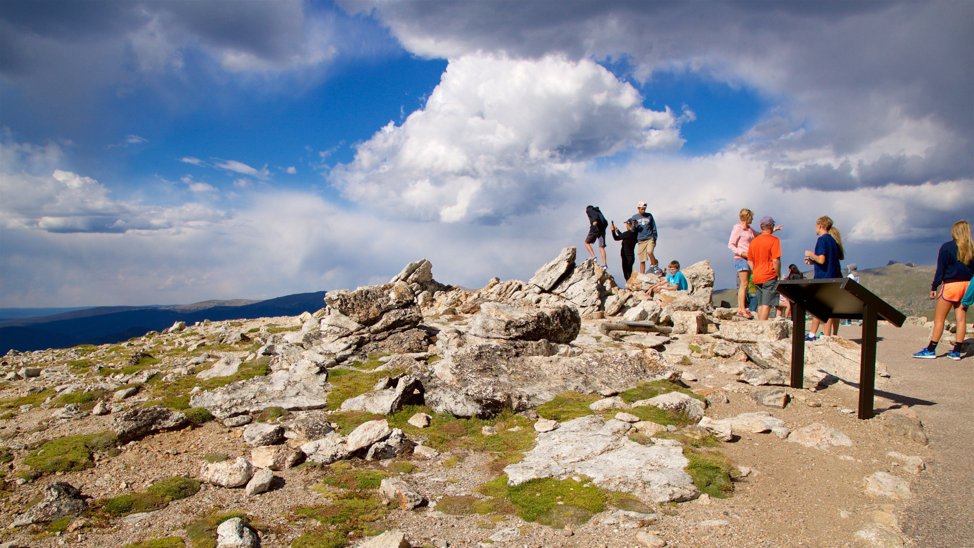 알파인 방문자 센터 이 포함 한적한 풍경 뿐만 아니라 소규모 사람들