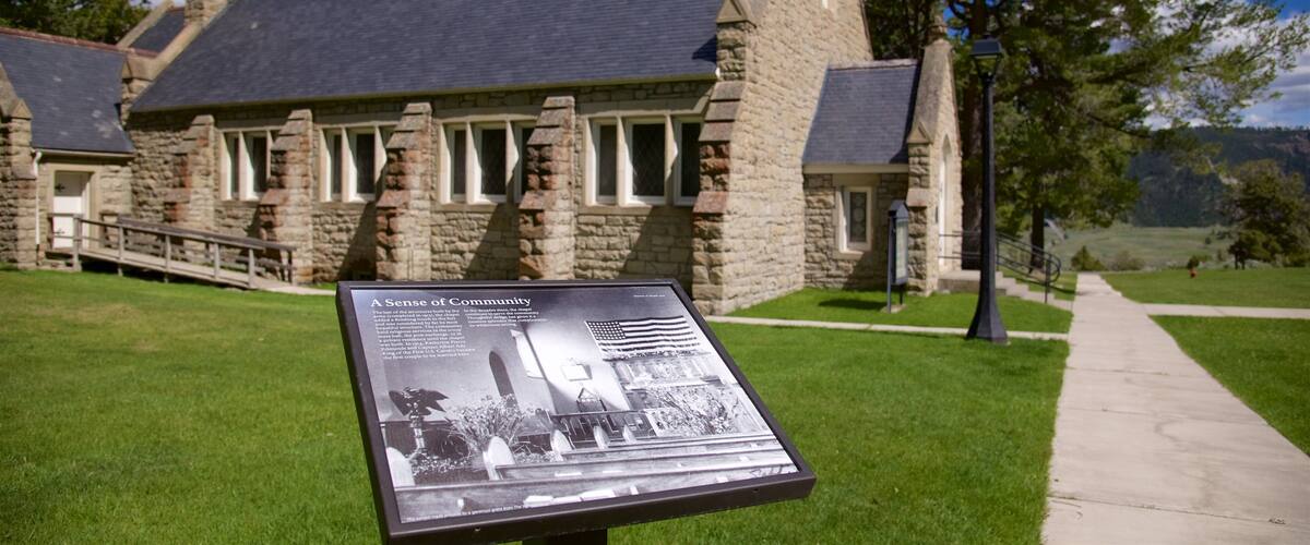 Fort Yellowstone Historic District mit einem Beschilderung und Geschichtliches