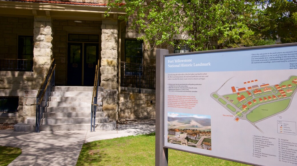 Fort Yellowstone Historic District som visar skyltar och historiska element