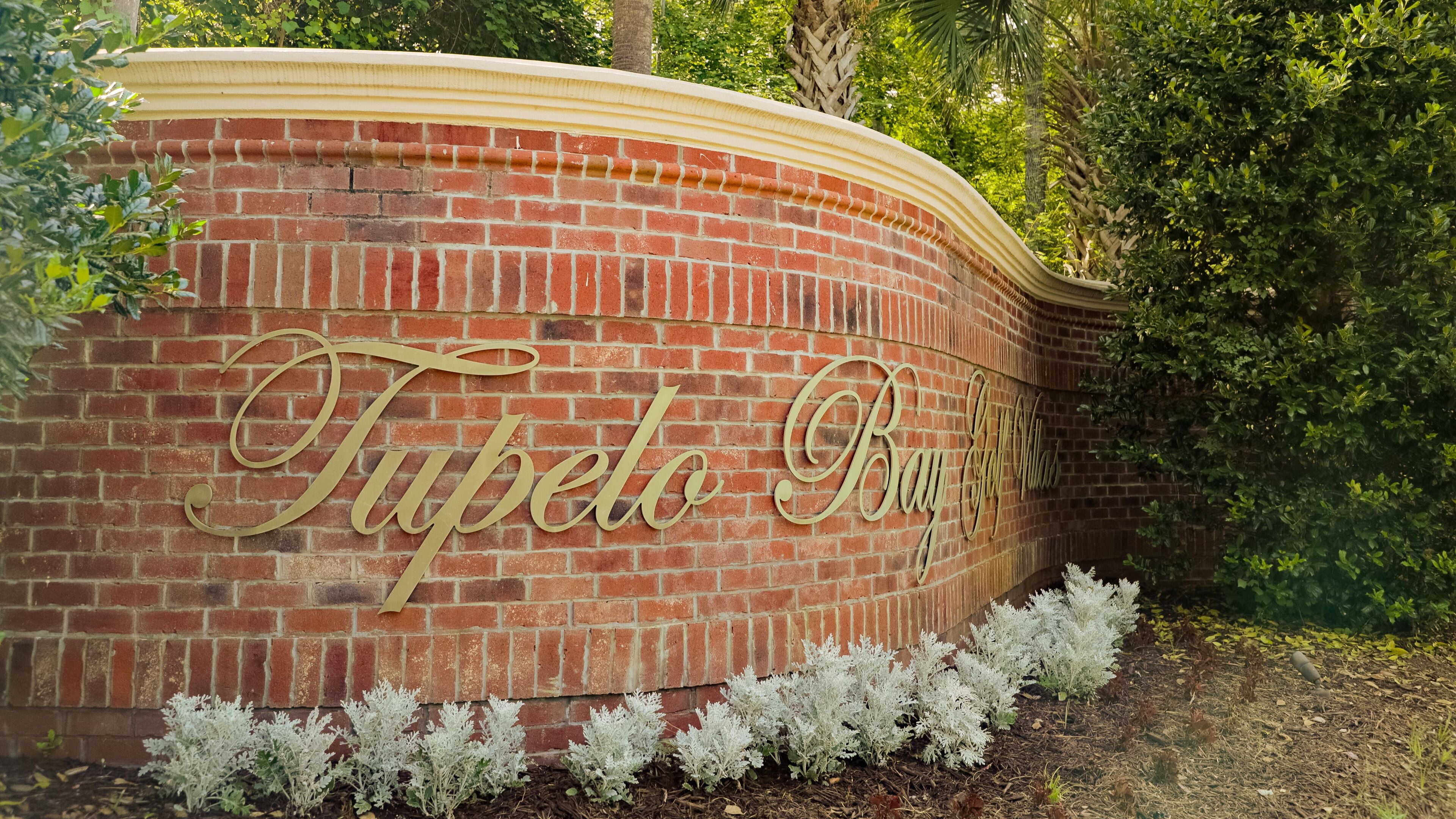 Tupelo Bay Golf Center which includes signage