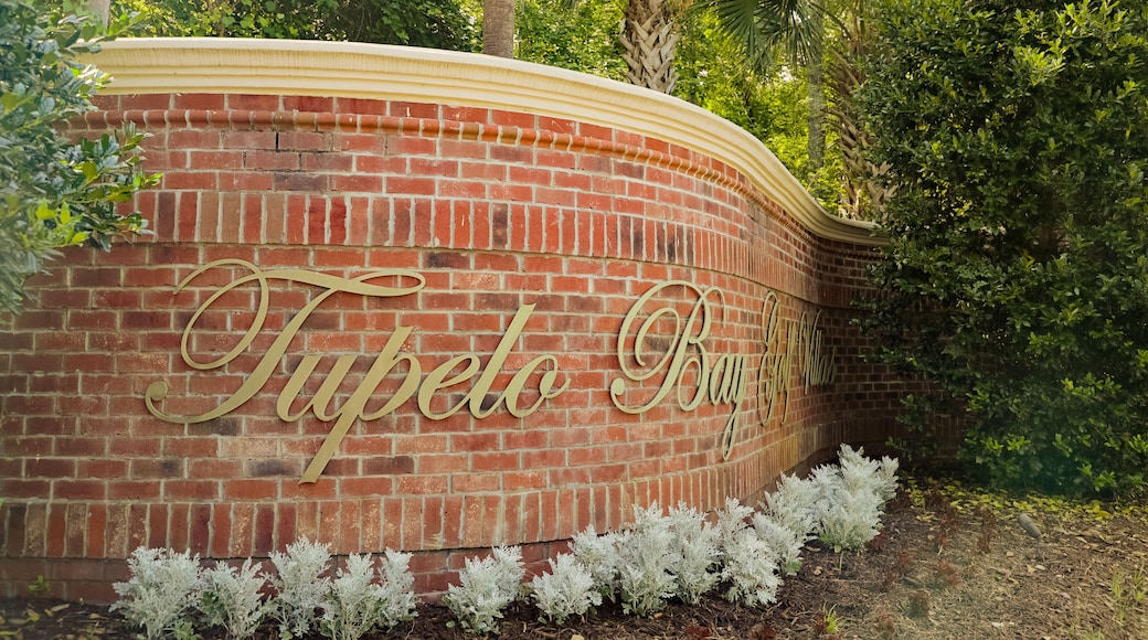 Tupelo Bay Golf Center which includes signage