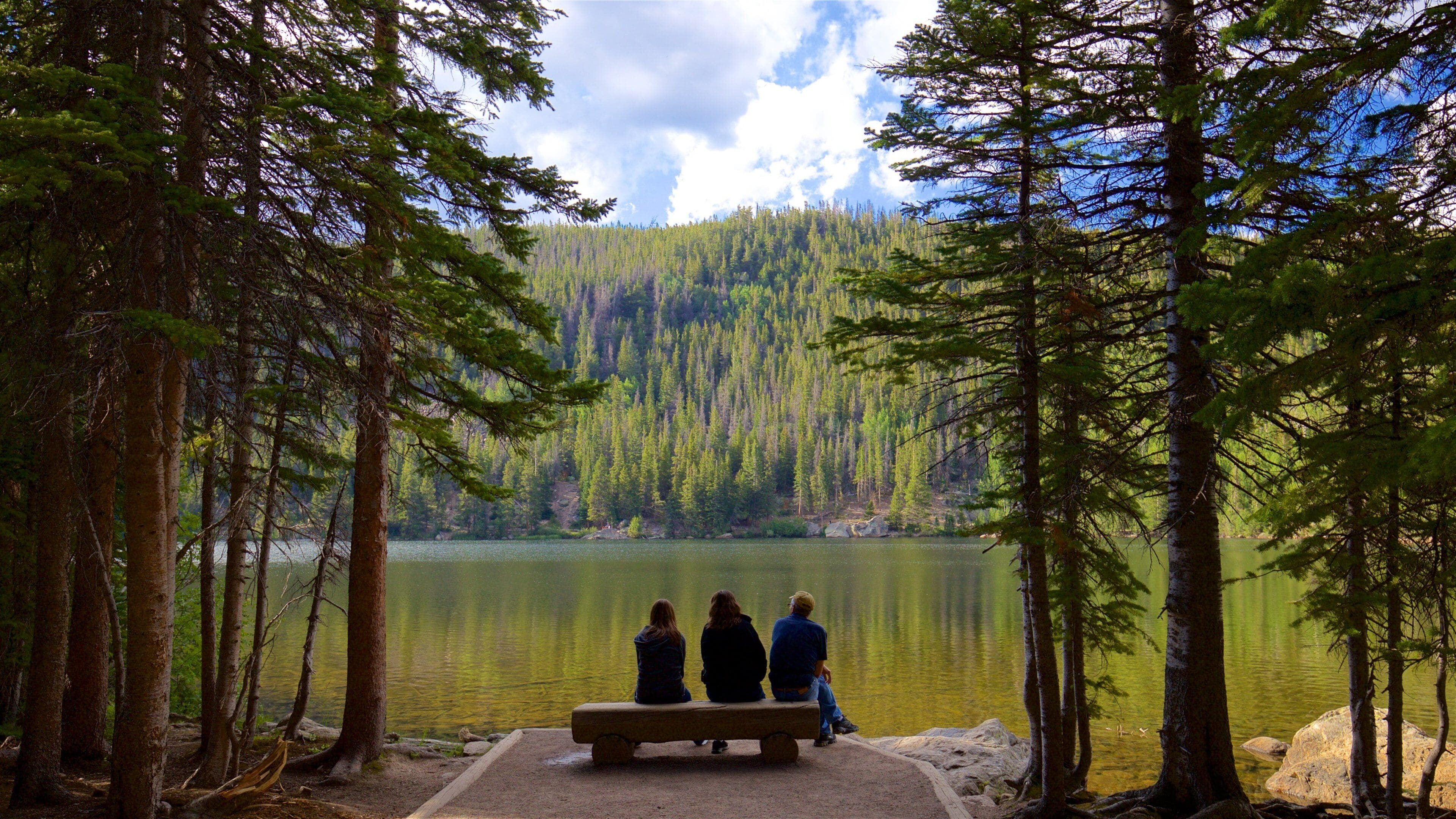 Sendero Bear Lake ofreciendo un lago o laguna y también un grupo pequeño de personas