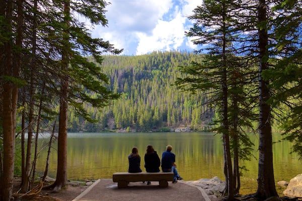 Bear Lake Trailhead og byder på en sø eller et vandhul såvel som en lille gruppe mennesker
