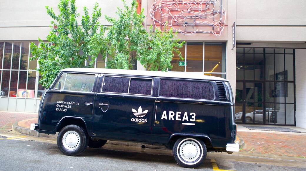 Arts on Main caracterizando cenas de rua, sinalização e uma cidade