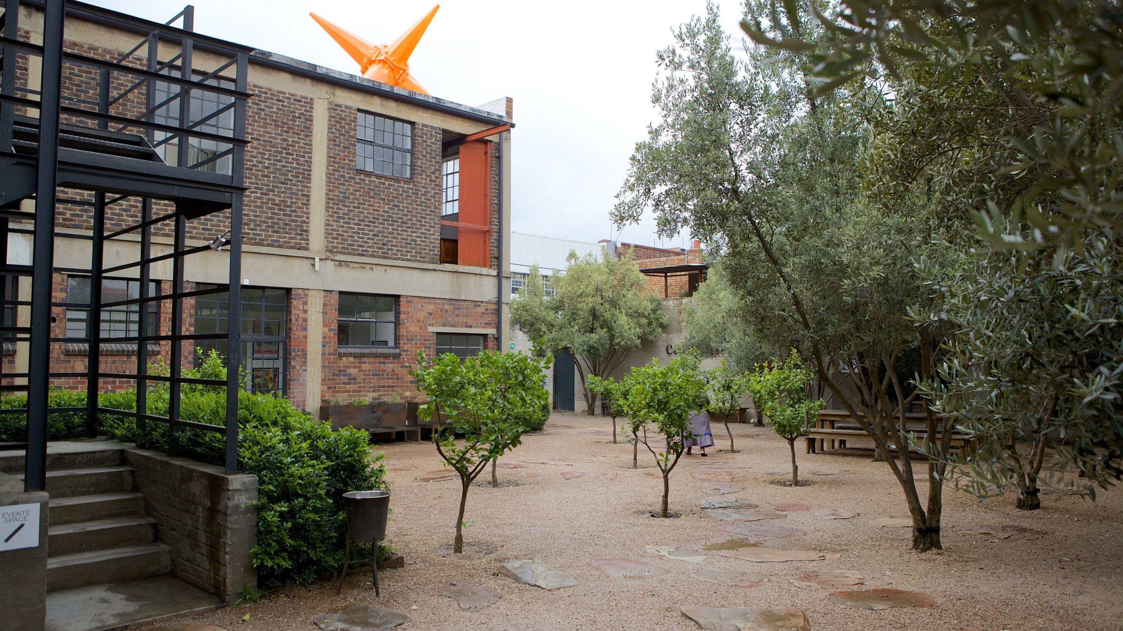 Arts on Main mostrando arte e parco