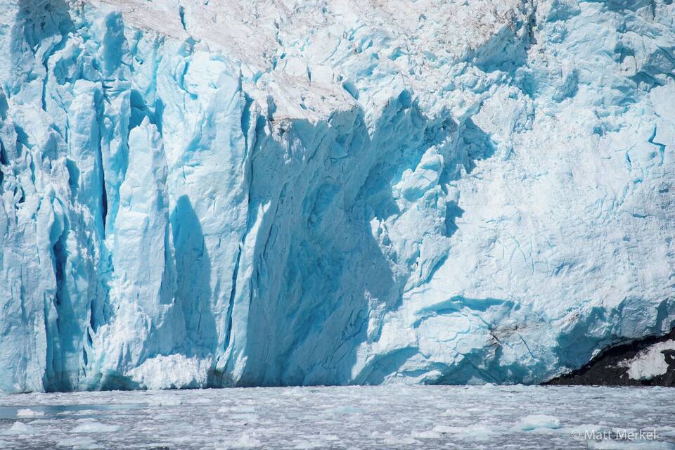 Un glacier aux crevasses profondes et aux parois abruptes et accidentées.