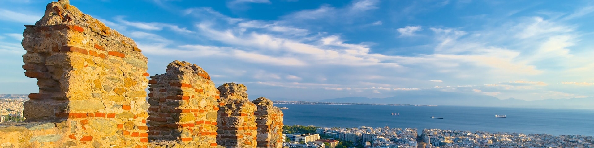 Muralhas Bizantinas mostrando linha do horizonte, ruínas de edifício e paisagem