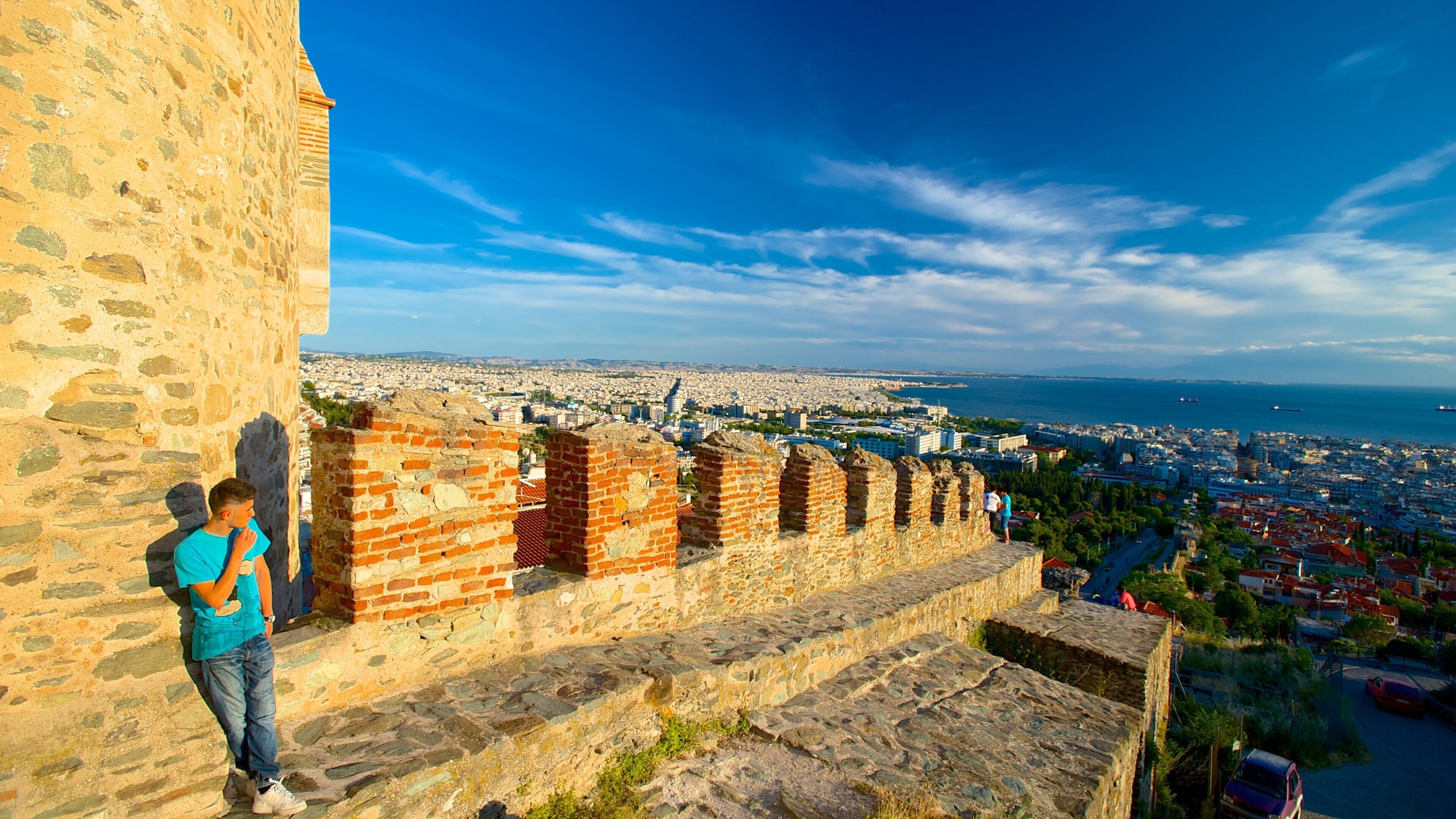 Muralhas Bizantinas que inclui elementos de patrimônio, paisagem e uma cidade litorânea