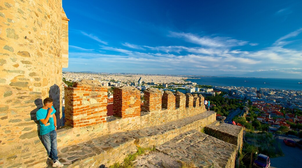Muralhas Bizantinas que inclui elementos de patrimônio, paisagem e uma cidade litorânea