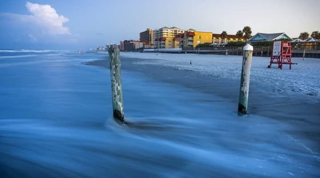 High tide at blue hour / twilight captured using a 20 second long exposure.