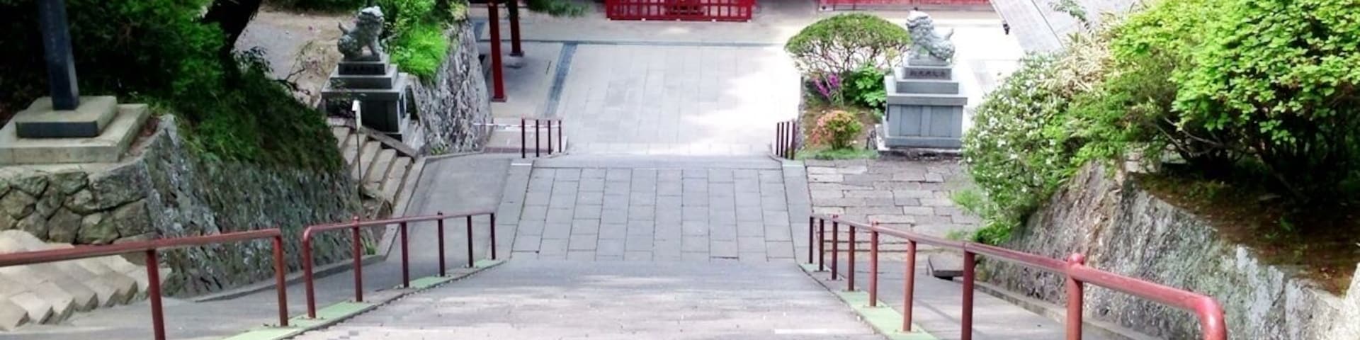 本殿を見下ろす形になっているのは珍しいのでは。