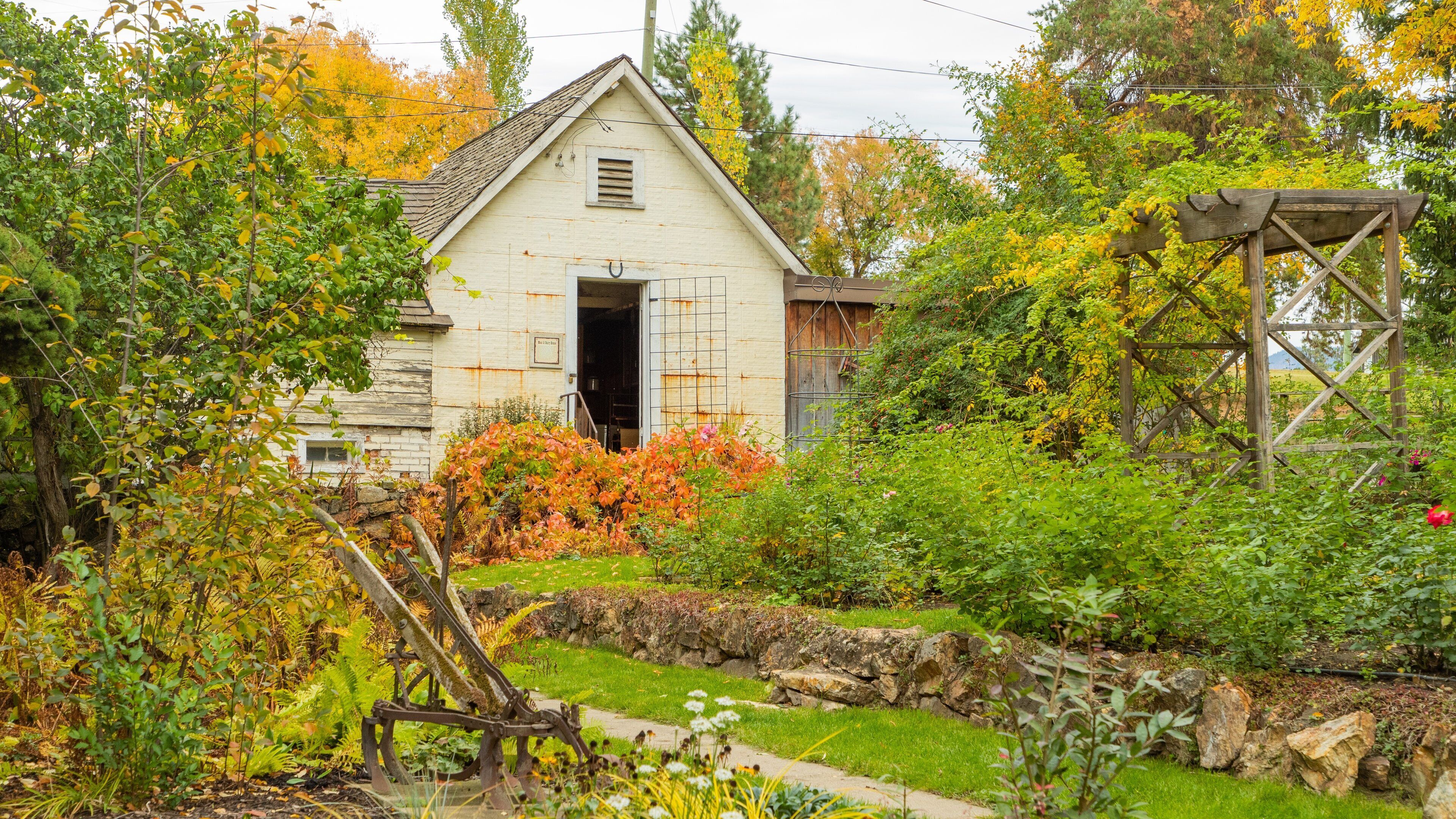 Historic O\'Keefe Ranch featuring a small town or village