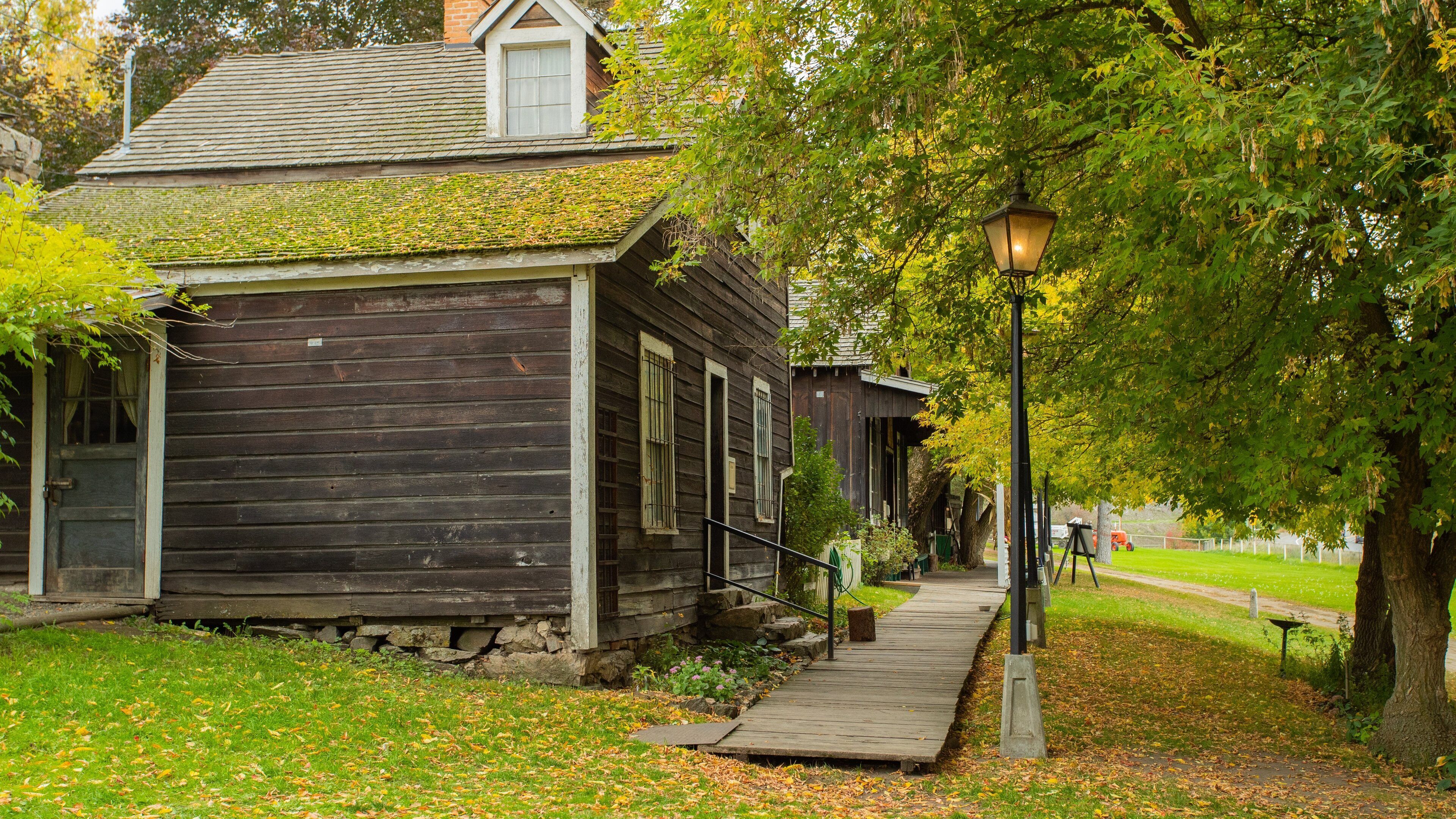 Historic O\'Keefe Ranch featuring fall colors, heritage elements and a house
